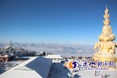 ��ͼ˵�����ܶ�üɽ֮�۱�ѩʢ��