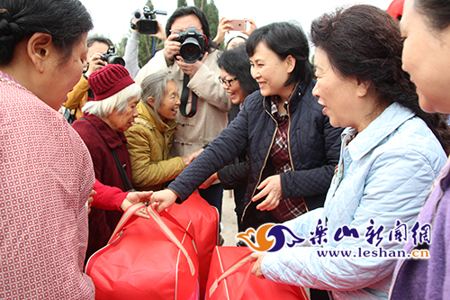 乐山“脱贫攻�?巾帼同行”活动启�?></a></li>
                            
                    </ul>
                </div>
                 
                 
            </div>
            <div class=