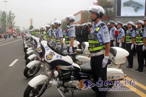 Ӣ��ɷˬ�����񾯲�