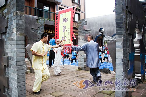 ����չ��