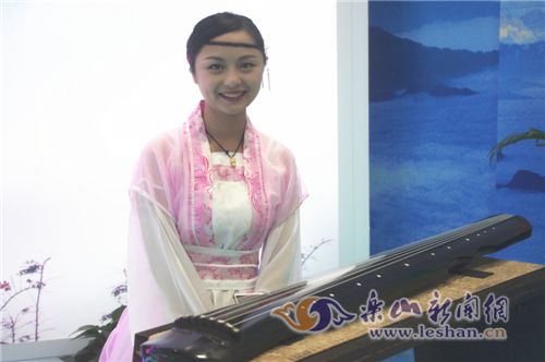 �����߹�չ��Цӭ�˷���