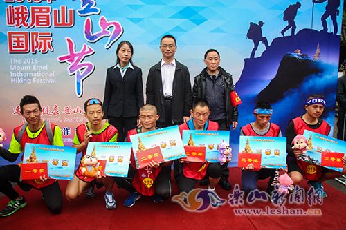 ���г����ױ󣨺����У�Ϊ��üɽ���ʵ�ɽ�ڻ��߰佱����Ӱ