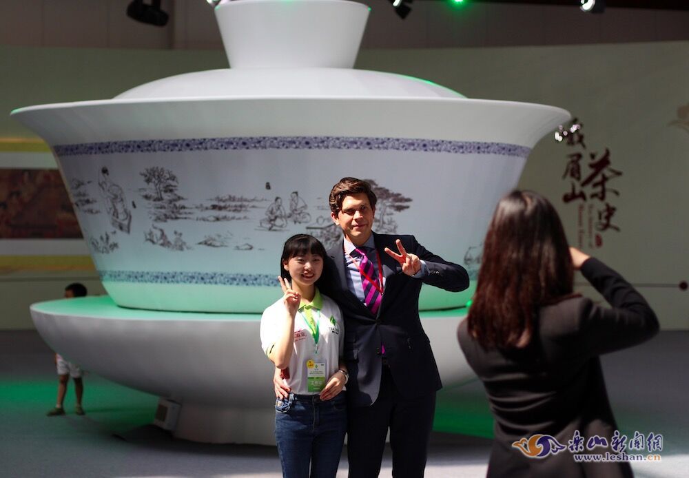 �ο����Ļ�չ����Ӱ