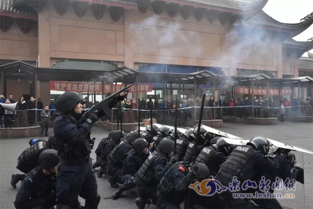 峨眉山景区一停车场突现“暴徒�?警方果断处置