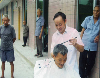         ��ͬ��:����ʦ26���������������˴�   �н��س�һ��С���ڣ���ͬ�����ڸ�����������Ϊ����ĩ�����������˺ܶࡣ��ƽʱһ���������в����ˣ��������շѣ������ò�ģ������յ㣬�ر����ѵģ��Ͳ��ա��� ���ϰ�ߣ�62�����ͬ���Ѿ������45�ꡣ�ر������26�꣬���мƻ���ѧ�׷棬����Ϊ���ˡ����ˡ�ѧ���������������˴Ρ�<��ϸ>