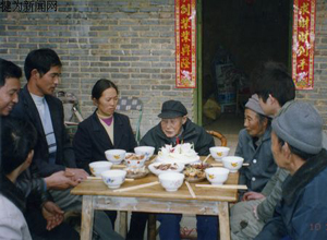          ��ӳ��:���Ľ����չ˹��ϰ�������    ��ӳ��һ������47��Ϥ���չ˰���¹����˳����ƣ������˰����Ҹ����ֱ꣬��105�갲������������ó̡�������1902��ĳ�����һ�����˶�ⶣ�1960���ֱ�һ������ȥһ�У���ӳ���ĸ�׳���֥���޼ҿɹ�ĳ����ƽӵ����У�����Լ���˫��һ���չ�����<��ϸ>