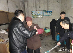        ����ֱ�������Ѳ���жӳ��ڼ̳��׷澫��     ��ɽ����ֱ�������Ѳ���жӡ����ڼ̳��׷澫��3��5�ճ�������Ĵ����£�Ѳ���жӵ����ٴ������ŷ������°Ӵ忴��82����ϵ�Ա���������ˡ�������������һ������Ԯ������սʿ���ϰ�ȥ�����ꡢ��һŮԶ�����ɣ�Ѳ���ж��񾯾��������ڳе������͹ذ����������˵����񣬸����˴�ȥ����ů��