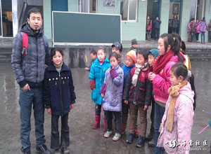      ��ɽС���ɽ��ˮ������߾�Ī������Уƶ����������Щ�죬�����������ڡ�Ѱ�����ߵ��׷桱�������߾���һ�������ѡ�΢���ķ硱�������Լ����ߵ�һ�����׷桱���£��ҵ�����С����һ�����˺�ǫ�ͺ�ʵ�ڵ�С���ӣ���Ҷ�˵���ĳ��á�����������Ե����ȥ����ƶ��ѧ���������˿�������ô�ҷ�����<��ϸ>