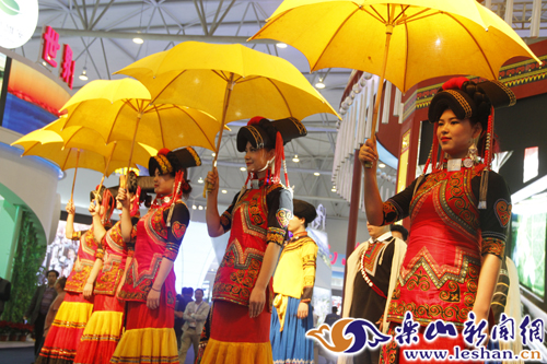 ��Ů���ޣ���չ�����羰��