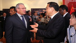 ����ʱ��23�����磬���ǿ��������³��ϯ������������ϵ�л���������Ļ�����ʿһͬ�ι۲����Ļ���ӡ���Ļ�������л�������ԴͼƬչ������˵����Щ�����ͼƬ�̲�����������������Ͷ����Ļ����롣�˽���Щ������ʷ���ǿ��������������������һ��Կ��...