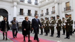   ����ʱ��25�����磬������ͳ����������ʥ���Ǹ���ͳ�����á�����������ʽ����ӭ���ǿ������ʥ���Ǹ�������̶���������ͳ�����жӽ��ܼ��ģ��ֳ����������������衣������������ͳ���ſ�ӭ�����ǿ�������ͬ����������ͳ������һͬ��������ͳ������...