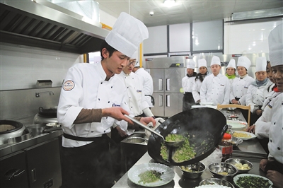 峨边：“三个门口”培训“授人以渔”促增收